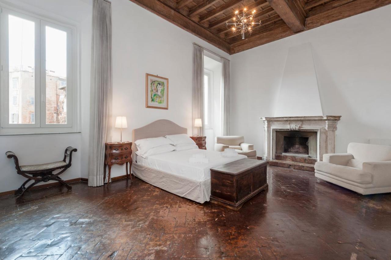 Ancient Palace In Downtown Roma Exterior foto