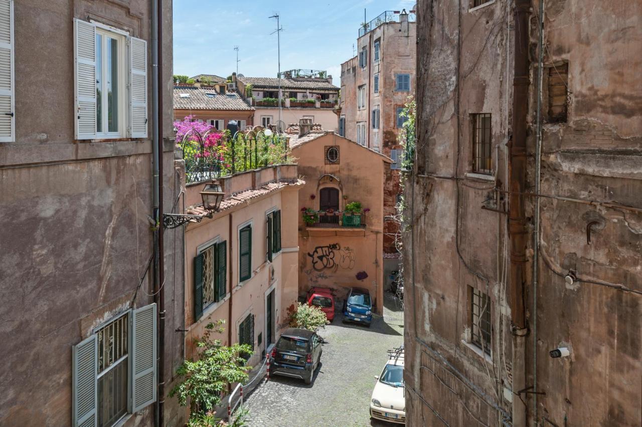 Ancient Palace In Downtown Roma Exterior foto
